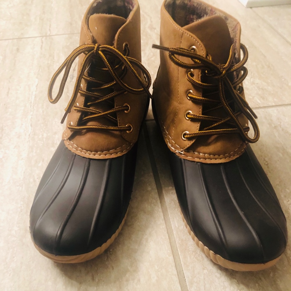Brown Duck Boots Waterproof. Perfect for Fall🍁🍂